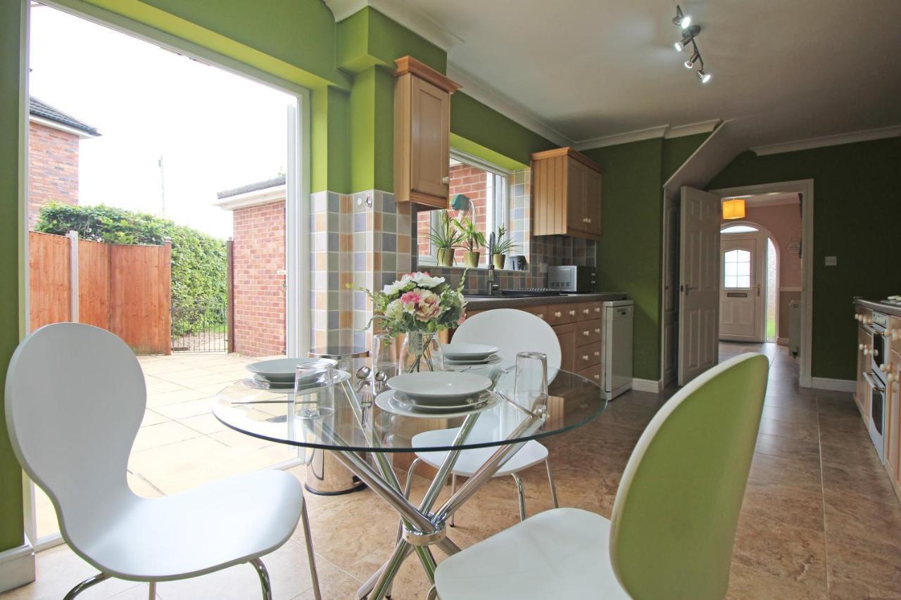 Queens Road - Luxury Spacious Home In Chester Christleton Dış mekan fotoğraf